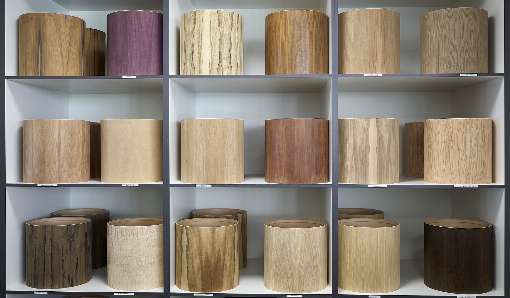 Pictures 1-4: Here you can see how a still matt veneer sheet becomes an impressively shiny drum. The color and grain of the wood come into their own thanks to the surface treatment with clear lacquer. Photos: ROSER AG